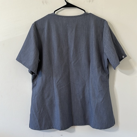 FIGS Scrub Casma Three-Pocket Scrub Top Graphite Size Large - Picture 10 of 11